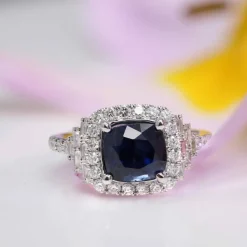 Bague saphir de Ceylan coussin et diamants