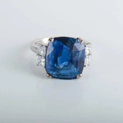 Bague Saphir de Ceylan 13.60cts Diamants taille princesse