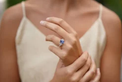 Bague saphir de Ceylan et diamants en or blanc 18k
