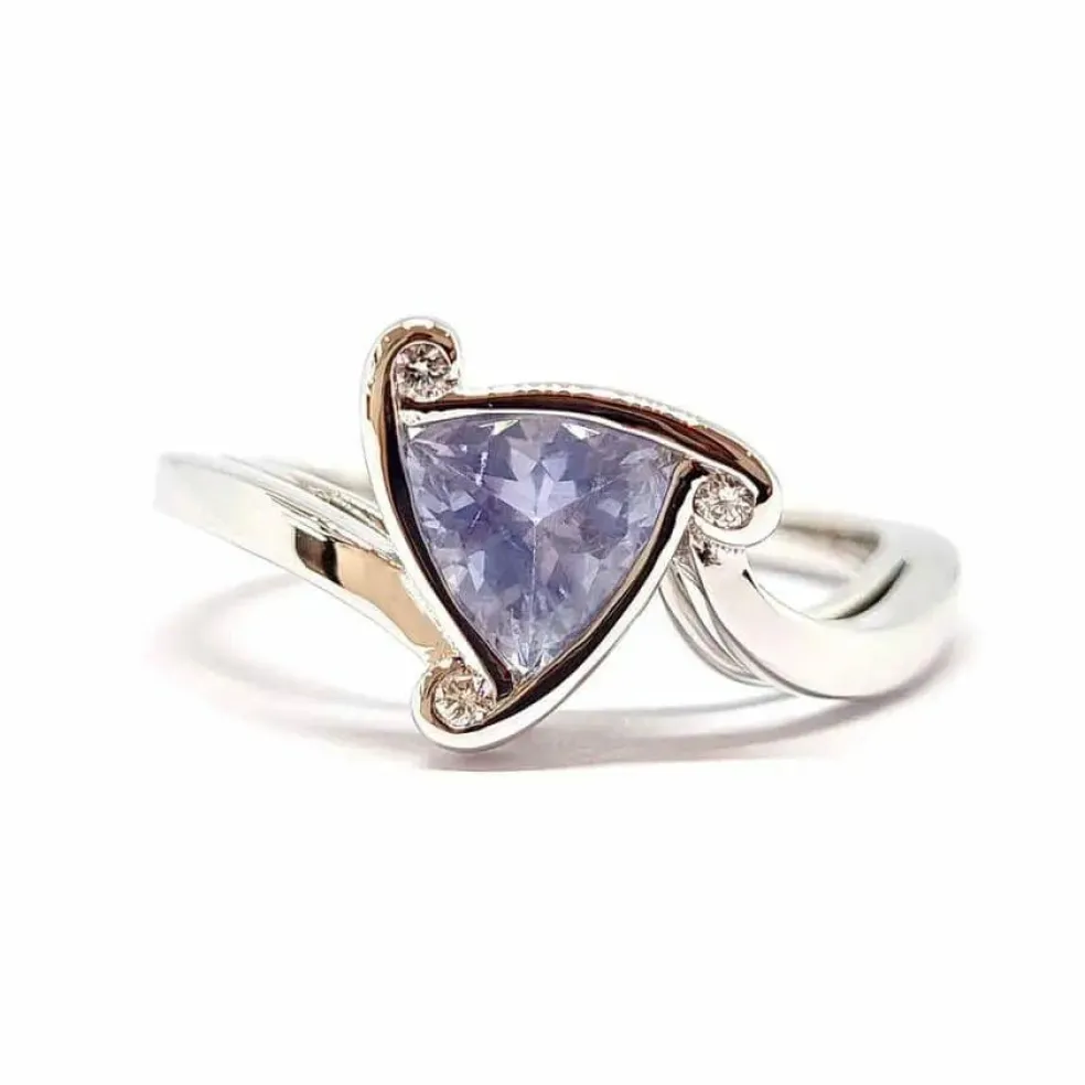 Bague saphir milky diamants or blanc