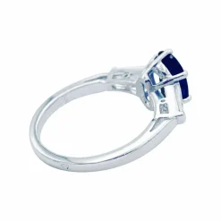Bague saphir, platine et diamants.