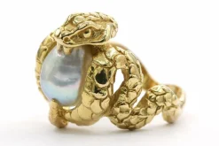 Bague "serpent" contemporaine en or jaune sertie d'une perle