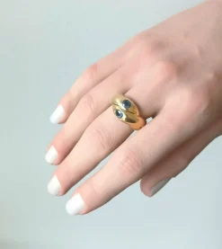 Bague serpentine ornée de deux saphirs bleu ciel
