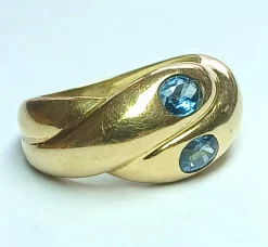 Bague serpentine ornée de deux saphirs bleu ciel