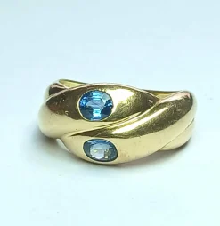 Bague serpentine ornée de deux saphirs bleu ciel