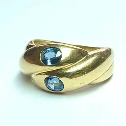 Bague serpentine ornée de deux saphirs bleu ciel