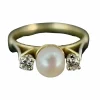 Bague sertie de perles fines
