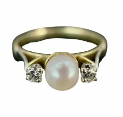 Bague sertie de perles fines
