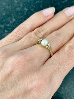 Bague sertie de perles fines