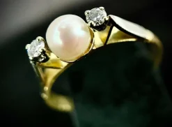 Bague sertie de perles fines