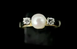 Bague sertie de perles fines