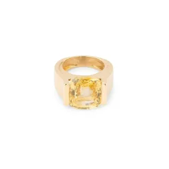 Bague sertie d'un important saphir jaune naturel non chauffé.