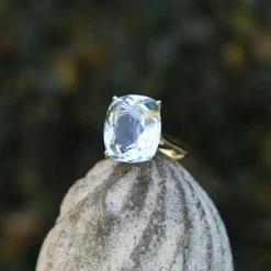 Bague Signature en or 14 carats et topaze bleu clair 6 carats