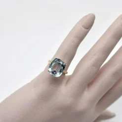 Bague Signature en or 14 carats et topaze bleu clair 6 carats