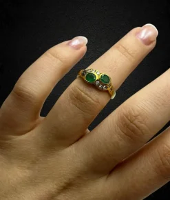 Bague sinueuse avec émeraudes et diamants