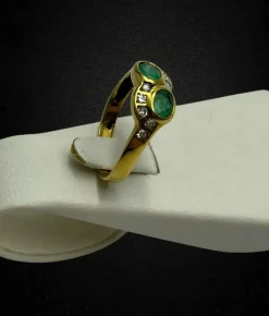 Bague sinueuse avec émeraudes et diamants