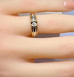 Bague solitaire 2 ors 18 carats et diamants