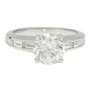 Bague solitaire accompagné diamants baguette.