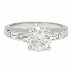 Bague solitaire accompagné diamants baguette.