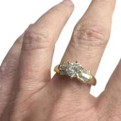 Bague solitaire accompagné diamants
