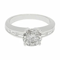 Bague solitaire accompagné diamants baguette.
