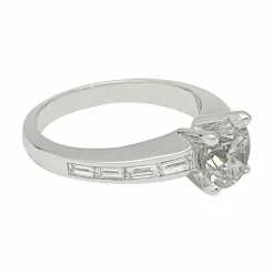 Bague solitaire accompagné diamants baguette.