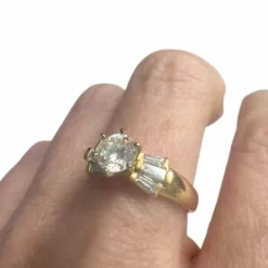 Bague solitaire accompagné diamants