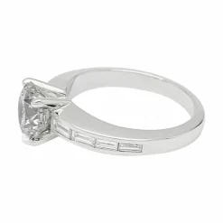 Bague solitaire accompagné diamants baguette.