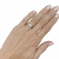 Bague solitaire accompagné diamants baguette.
