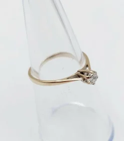 Bague solitaire art déco or blanc ornée d'un diamant taille brillant