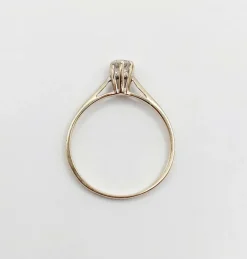Bague solitaire art déco or blanc ornée d'un diamant taille brillant