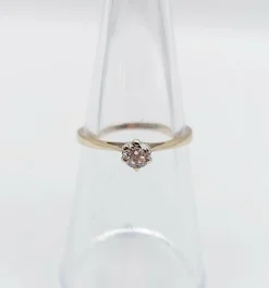 Bague solitaire art déco or blanc ornée d'un diamant taille brillant