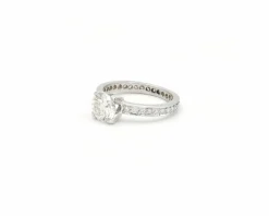 Bague solitaire avec centre et diamants sur la tige