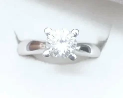 Bague solitaire avec certificat gemmologique