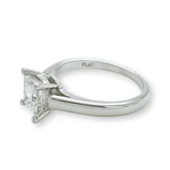 Bague solitaire avec diamant en platine