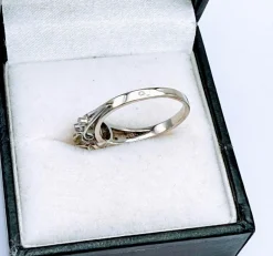Bague solitaire diamant vintage en or gris 18K