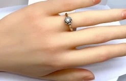 Bague solitaire en or 18 carats et platine sertie d’un diamant 0,50 carat environ