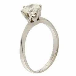 Bague solitaire en or blanc avec diamant certifié HRD