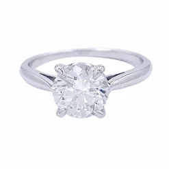 Bague solitaire en or blanc, diamant 1,36 carat.