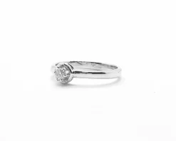 Bague solitaire en or blanc
