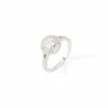 Bague solitaire en or blanc et ornée de diamants taille brillant.