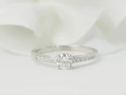 Bague solitaire en or blanc et diamants 0.30 ct
