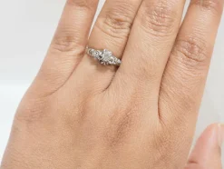 Bague solitaire en or blanc et platine, diamant 0,23ct