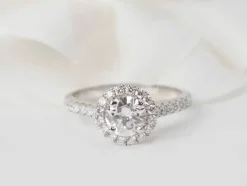 Bague solitaire en or blanc et diamants 0.82ct