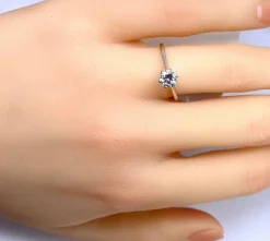 Bague solitaire en or blanc et diamant