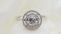 Bague solitaire en or blanc et diamant