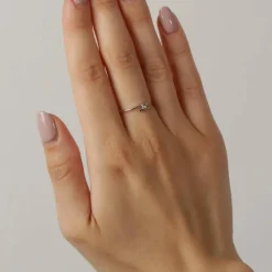 Bague solitaire en or blanc avec diamant central