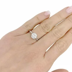 Bague solitaire en or blanc, diamant 1,36 carat.