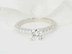 Bague solitaire en or blanc et diamants 0.65ct