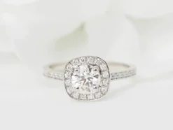 Bague solitaire en or blanc et diamants 0.68ct